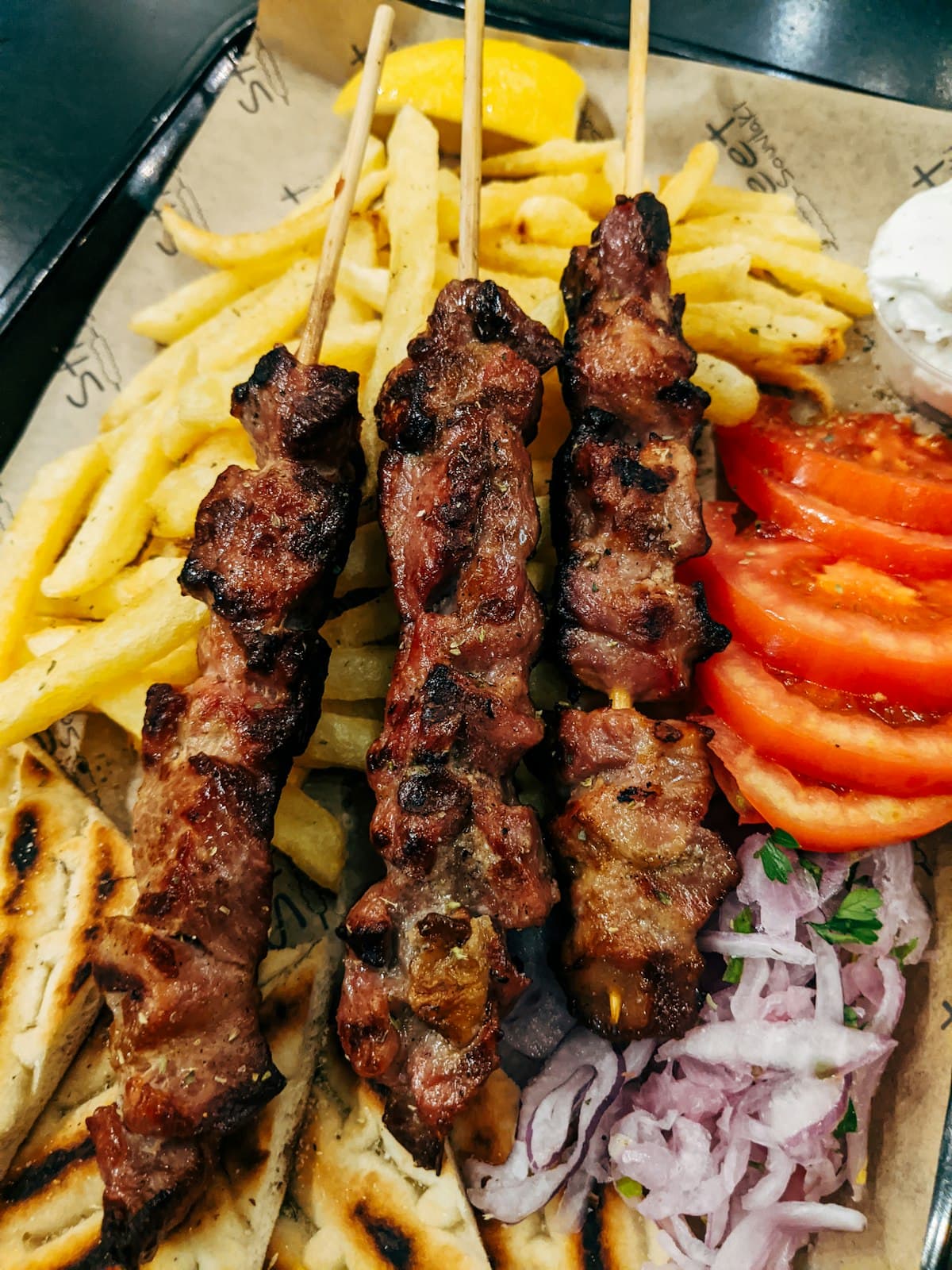 Brochettes d'agneau, frites maison