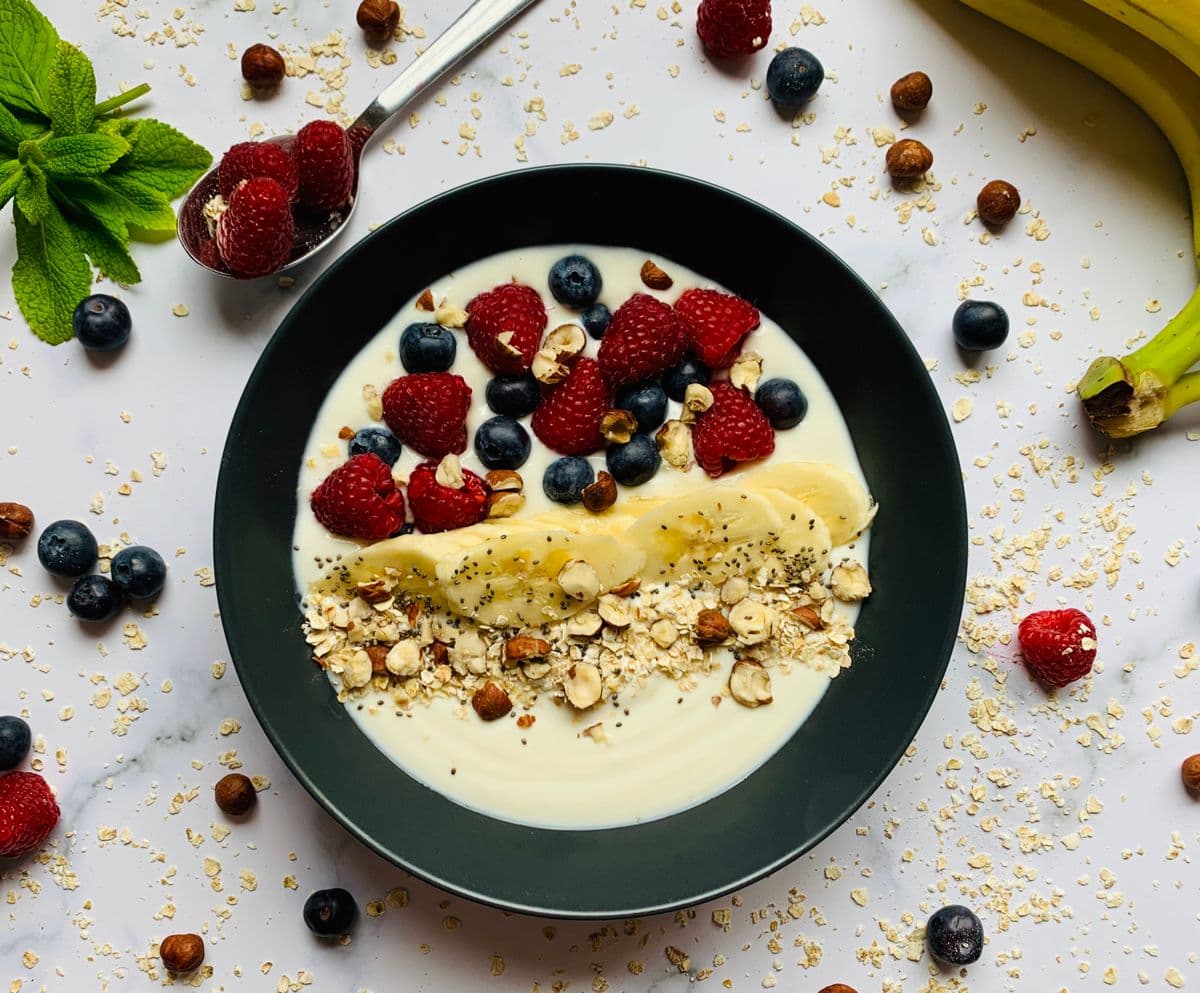Granola, yaourt et fruits