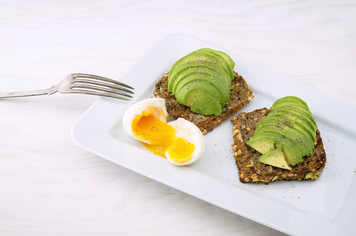 Toast avocat, oeuf mollet