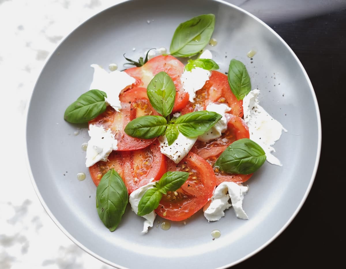 Tomates, mozzarella et basilic